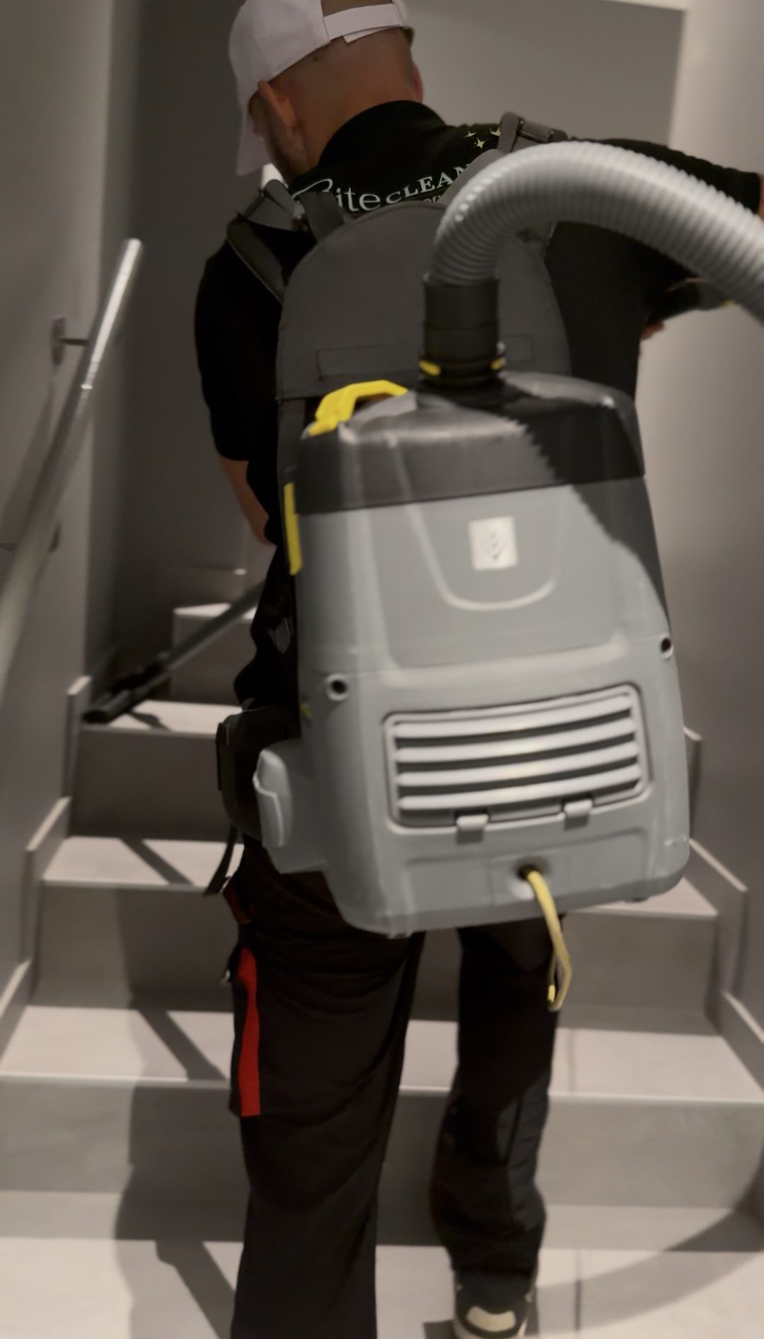 Nettoyage des escaliers d’un immeuble à Lausanne à l’aspirateur dorsal professionnel, EliteCleanCo