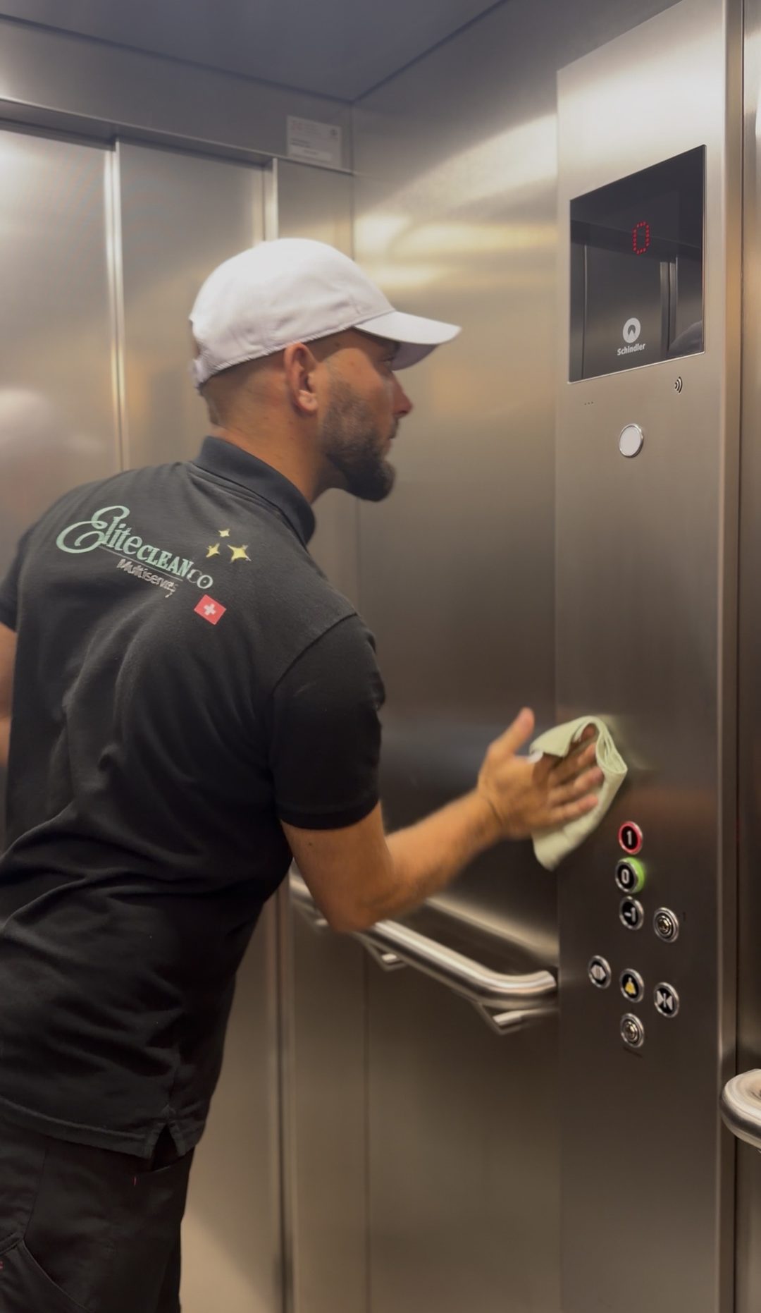Nettoyage de l’ascenseur d’un immeuble à Lausanne par EliteCleanCo, conciergerie