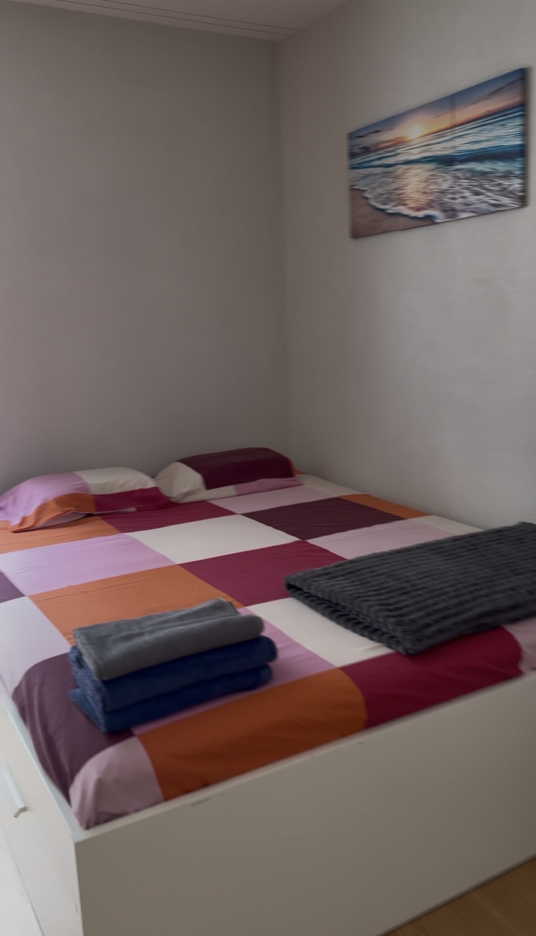 Chambre d’un logement Airbnb préparée par EliteCleanCo à Lausanne : lit fait et linge propre