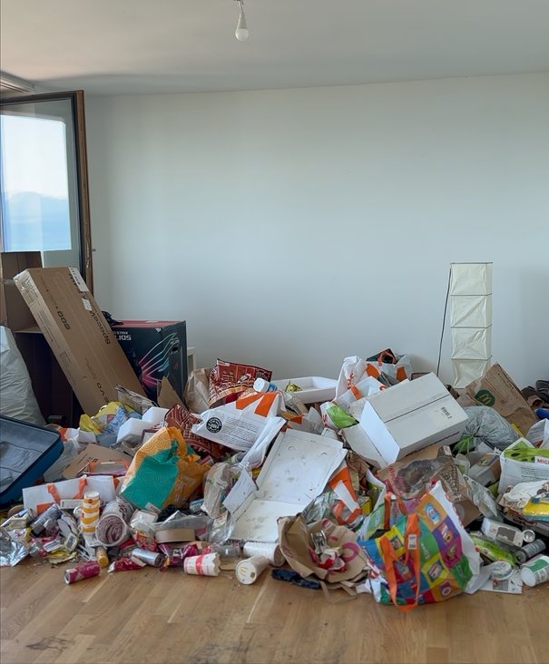 Pièce encombrée d’un logement insalubre avant l’intervention d’EliteCleanCo dans le canton de Vaud