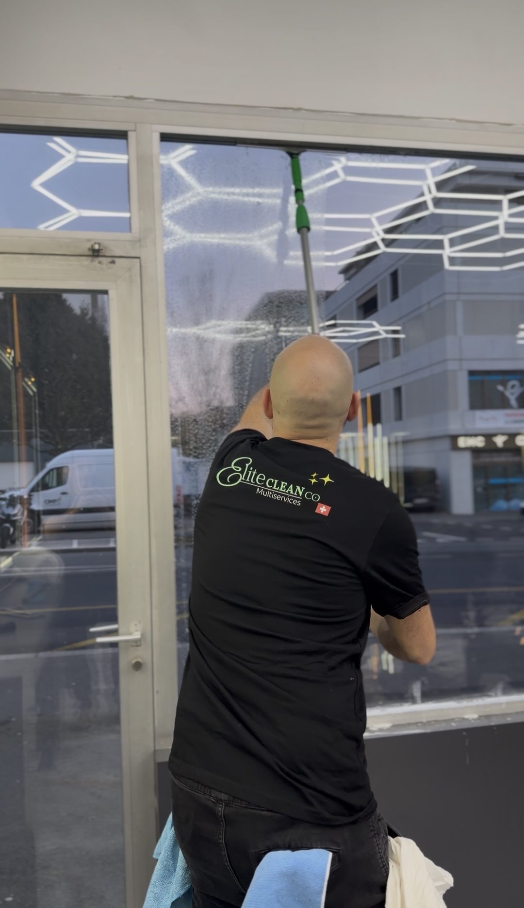Nettoyage de vitrine d’un commerce à Lausanne par EliteCleanCo, perche et raclette professionnelle